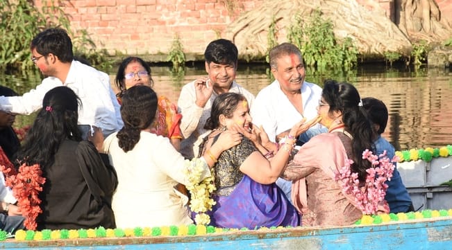 गोमती तट पर सजी चौपाल, नाव में गूंजे फाग