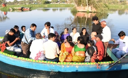 गोमती तट पर सजी चौपाल, नाव में गूंजे फाग