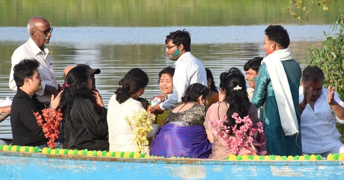 गोमती तट पर सजी चौपाल, नाव में गूंजे फाग