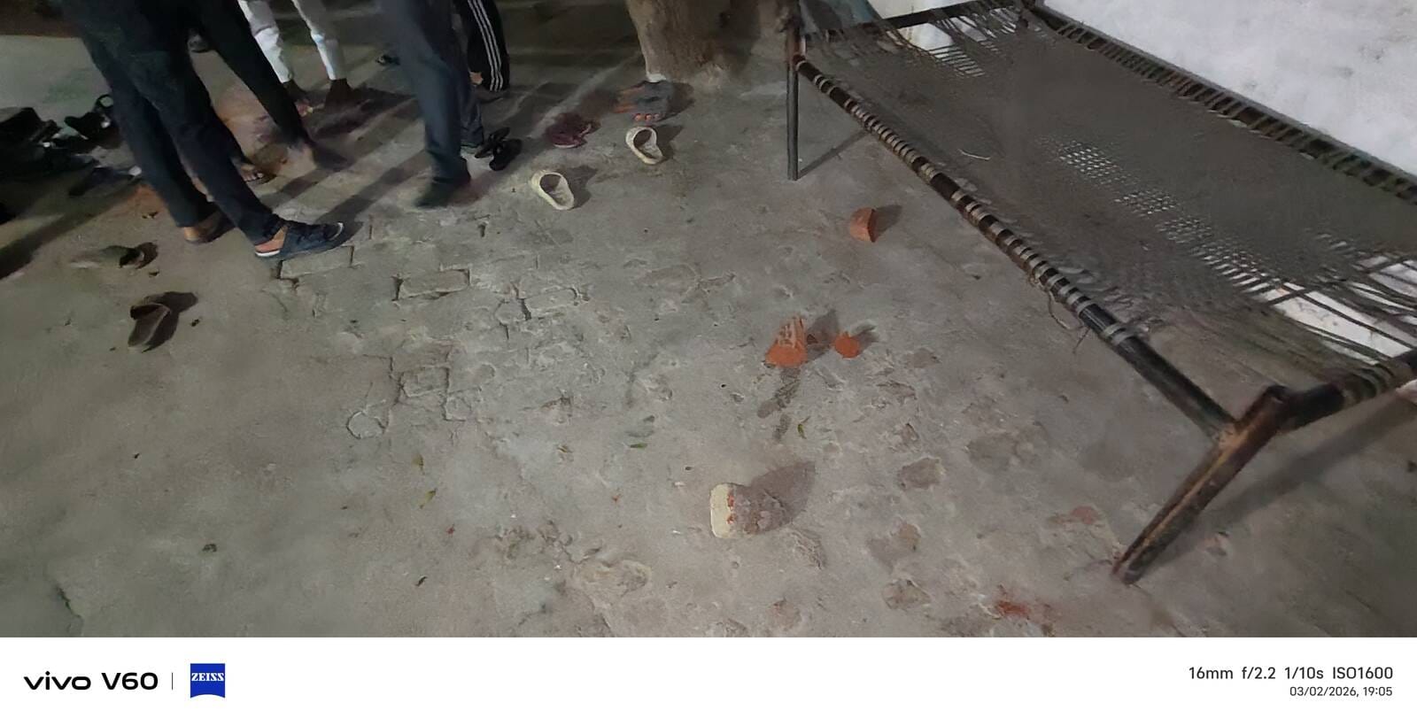 घटना की जानकारी पर पहुंची पुलिस,घर में पड़े ईंट पत्थर घटना की जानकारी पर पहुंची पुलिस,घर में पड़े ईंट पत्थर