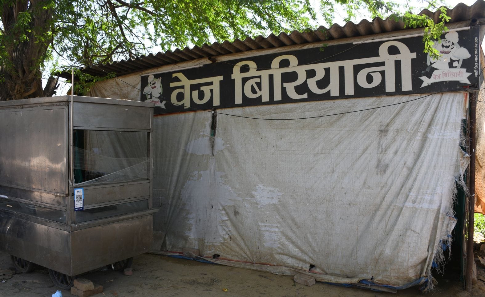इसी फ्रीजर में मिला शव व जांच करती फोरेंसिक टीम और घटनास्थल पर माैजूद विजय पाल के परिजन। 