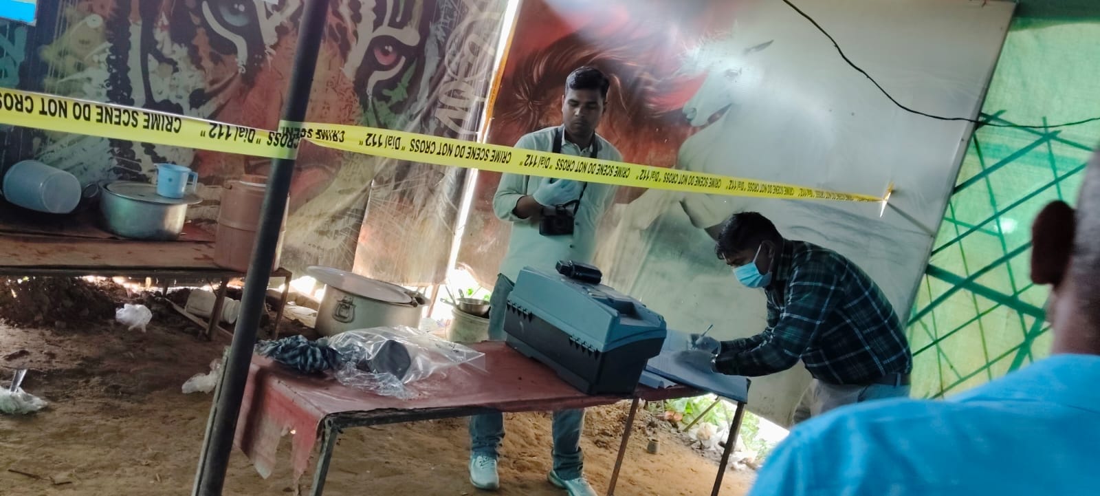 इसी फ्रीजर में मिला शव व जांच करती फोरेंसिक टीम और घटनास्थल पर माैजूद विजय पाल के परिजन। 