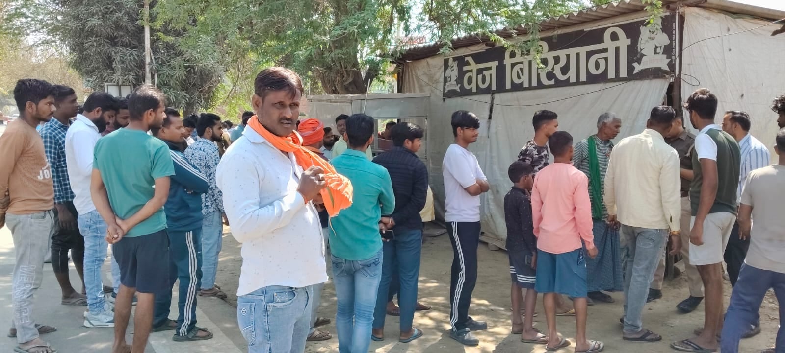 इसी फ्रीजर में मिला शव व जांच करती फोरेंसिक टीम और घटनास्थल पर माैजूद विजय पाल के परिजन। 
