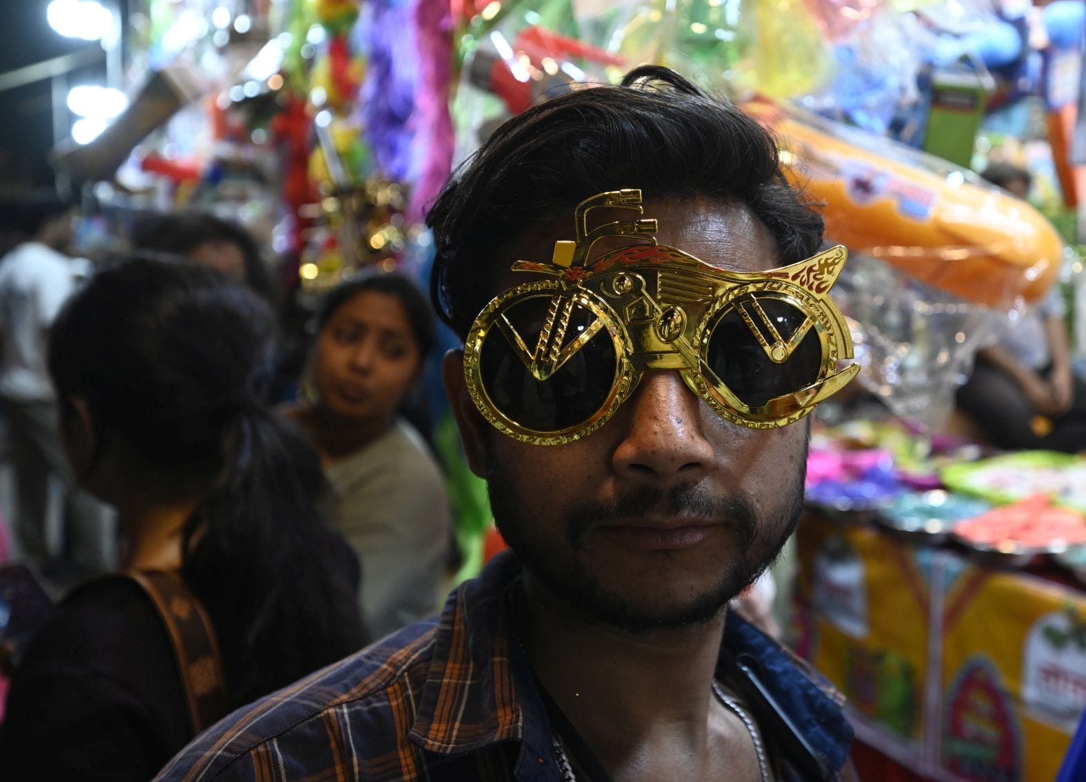 इंदिरा नगर स्थित भूतनाथ मार्केट में होली की खरीददारी करते लोग। इंदिरा नगर स्थित भूतनाथ मार्केट में होली की खरीददारी करते लोग।