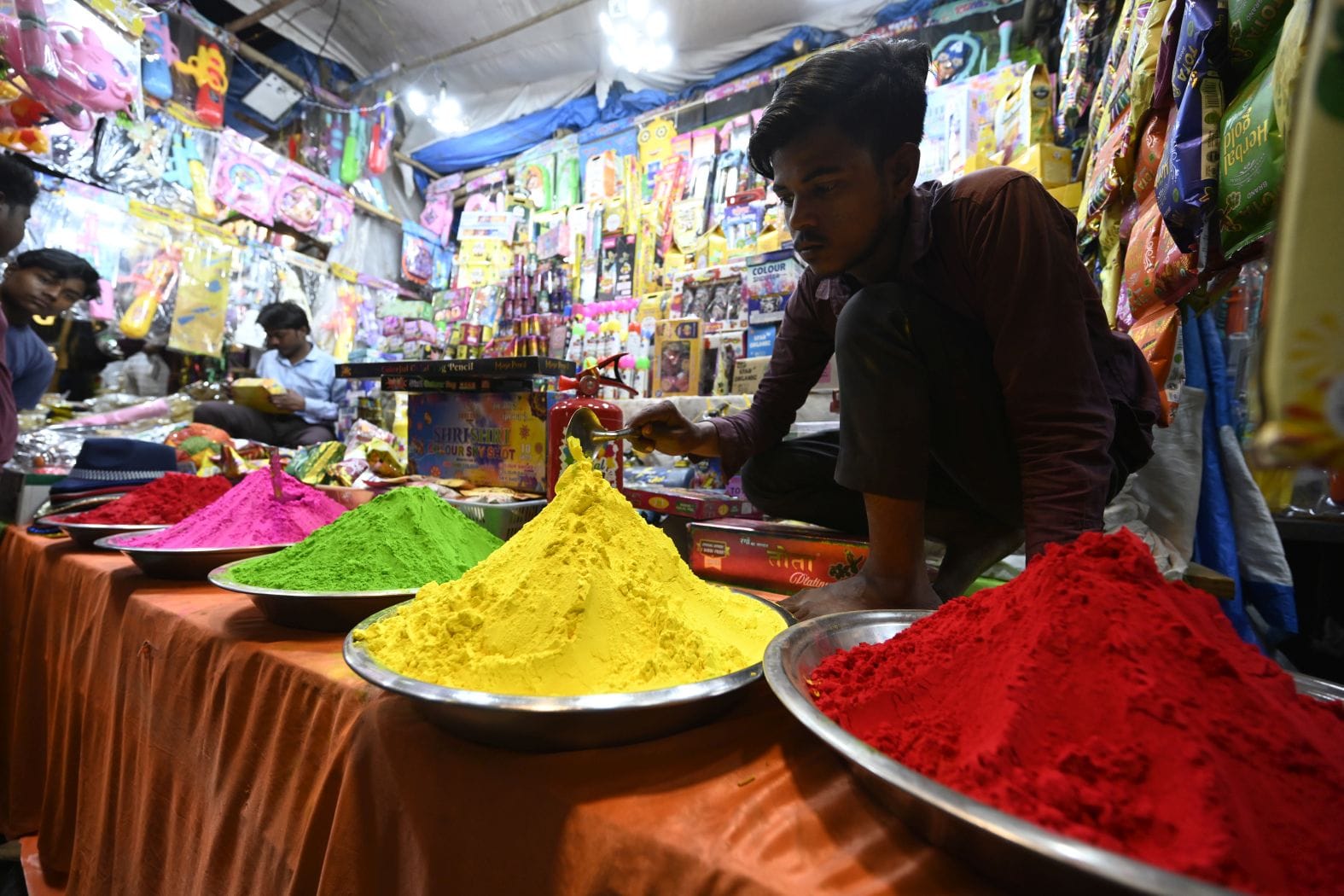 इंदिरा नगर स्थित भूतनाथ मार्केट में होली की खरीददारी करते लोग। इंदिरा नगर स्थित भूतनाथ मार्केट में होली की खरीददारी करते लोग।