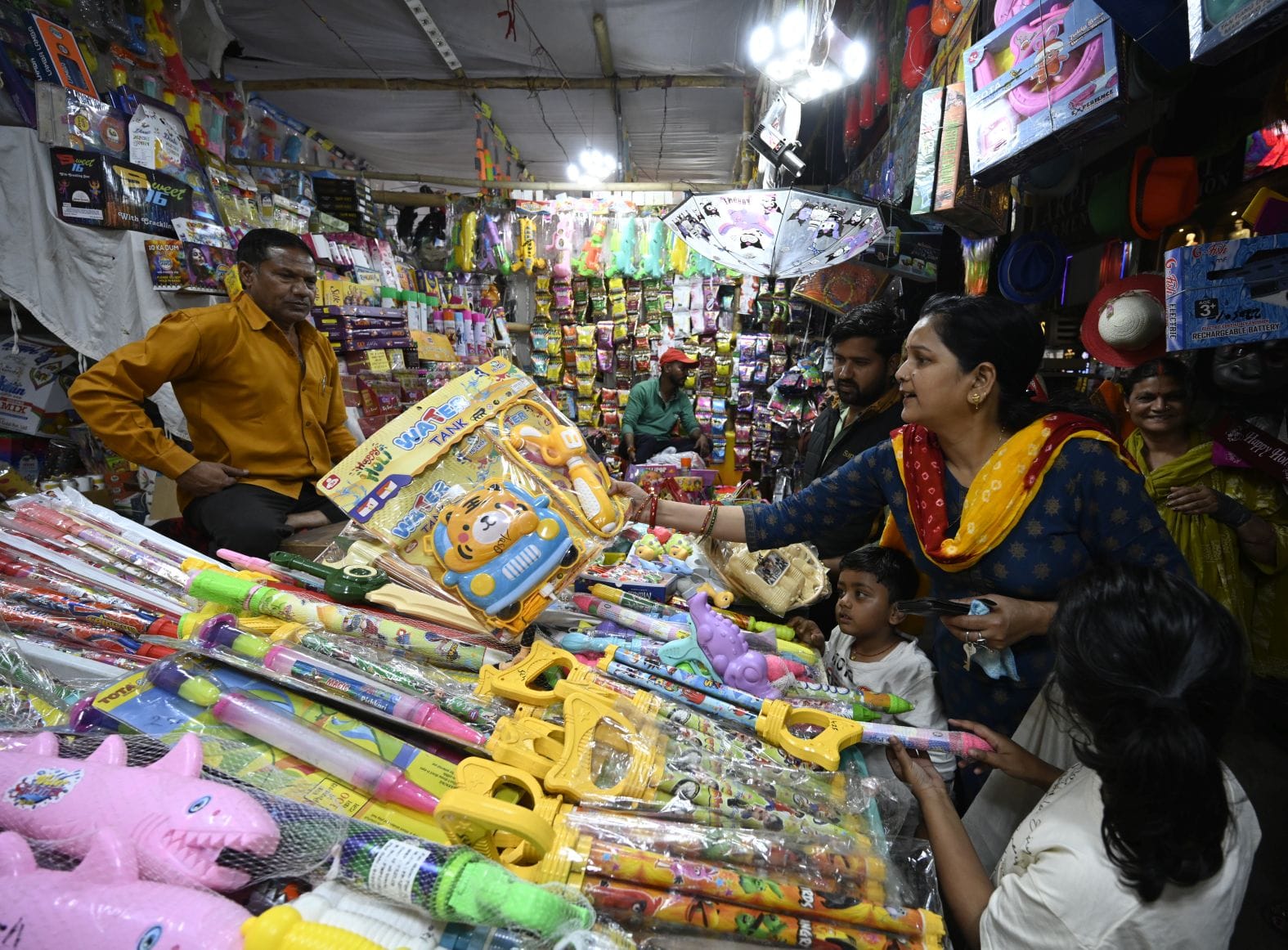 इंदिरा नगर स्थित भूतनाथ मार्केट में होली की खरीददारी करते लोग। इंदिरा नगर स्थित भूतनाथ मार्केट में होली की खरीददारी करते लोग।