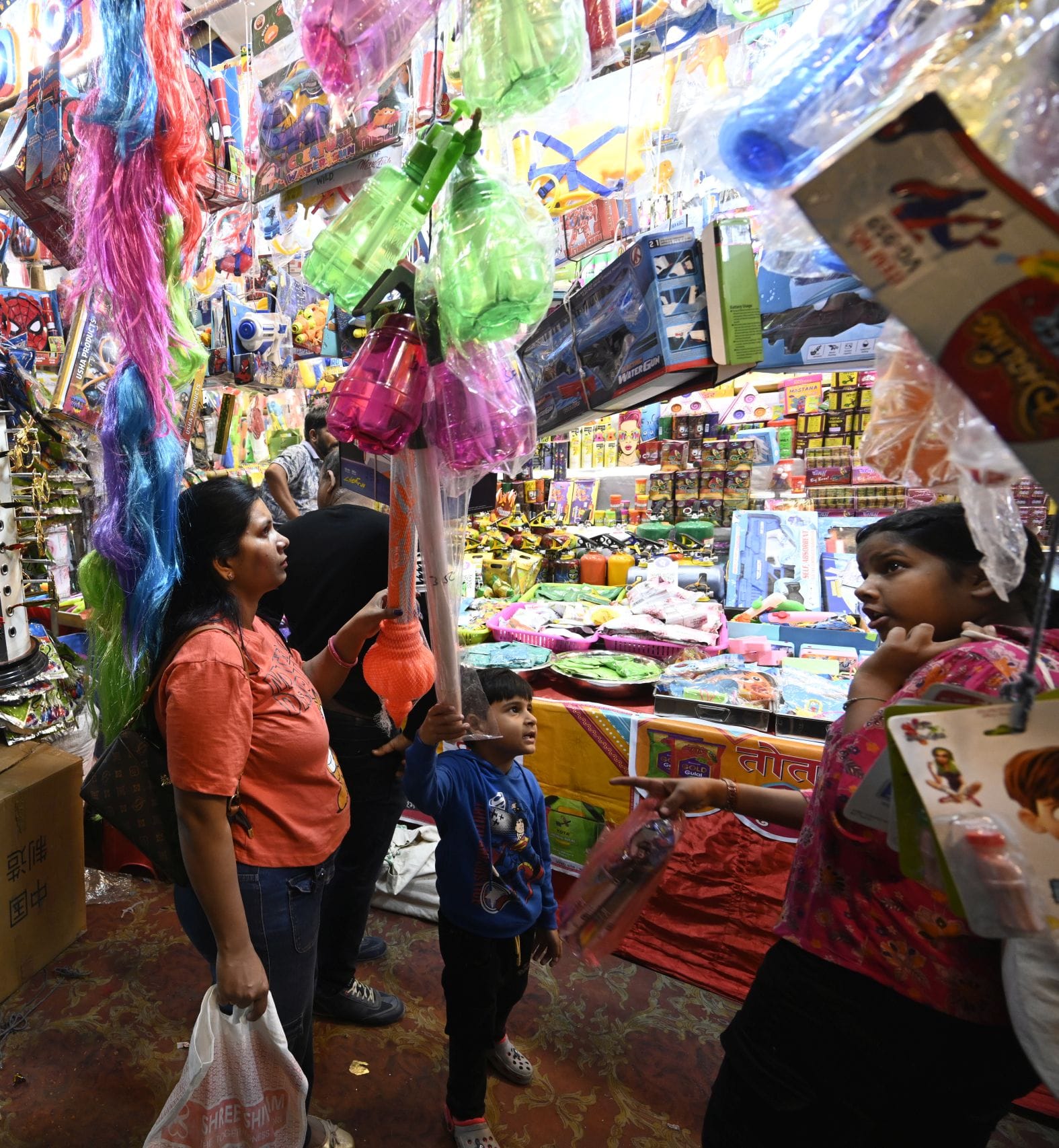 इंदिरा नगर स्थित भूतनाथ मार्केट में होली की खरीददारी करते लोग। इंदिरा नगर स्थित भूतनाथ मार्केट में होली की खरीददारी करते लोग।