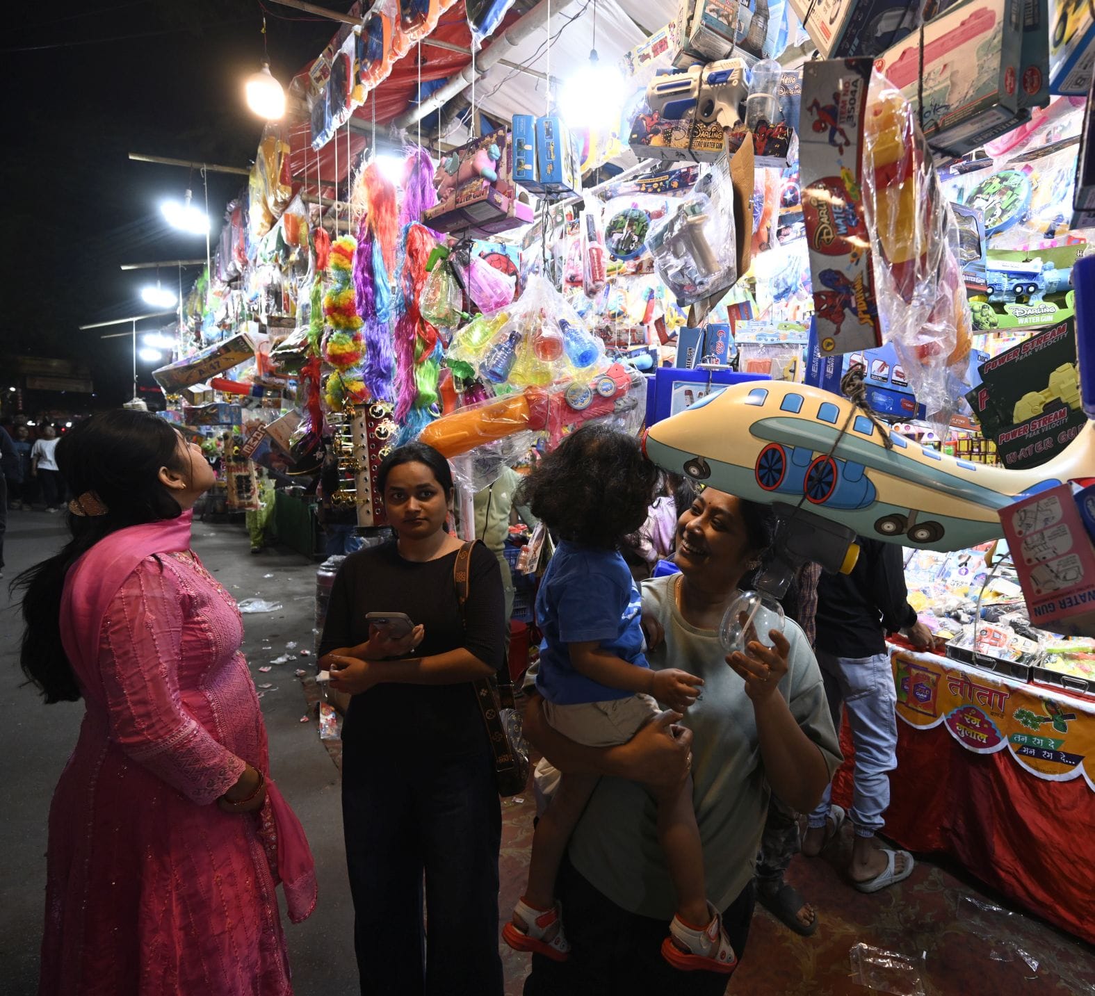 इंदिरा नगर स्थित भूतनाथ मार्केट में होली की खरीददारी करते लोग। इंदिरा नगर स्थित भूतनाथ मार्केट में होली की खरीददारी करते लोग।