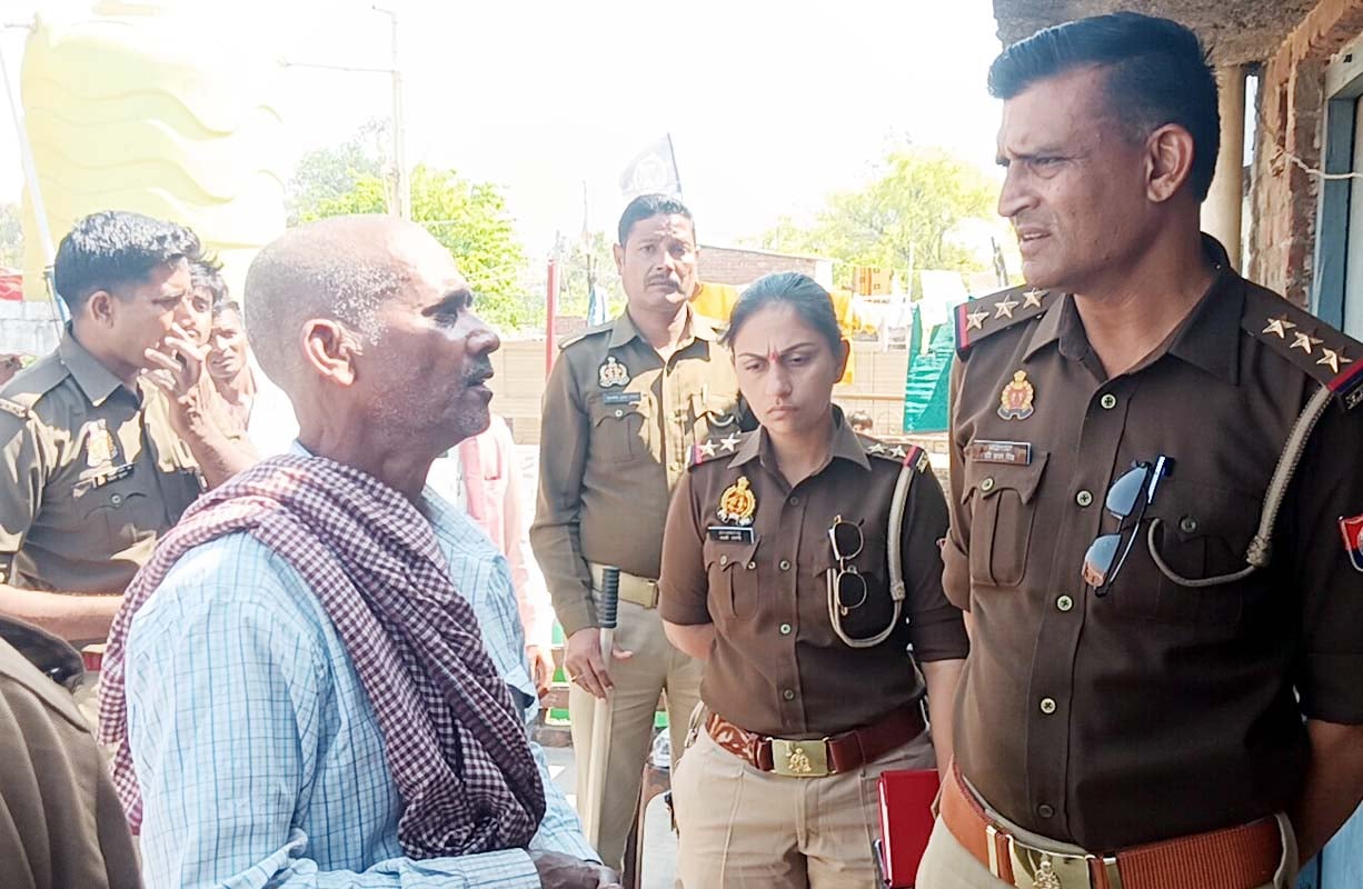 जलालाबाद में रजनी का शव मिलने के बाद रोते-बिलखते परिजन। स्रोत: जागरुक पाठक जलालाबाद में रजनी का शव मिलने के बाद रोते-बिलखते परिजन। स्रोत: जागरुक पाठक