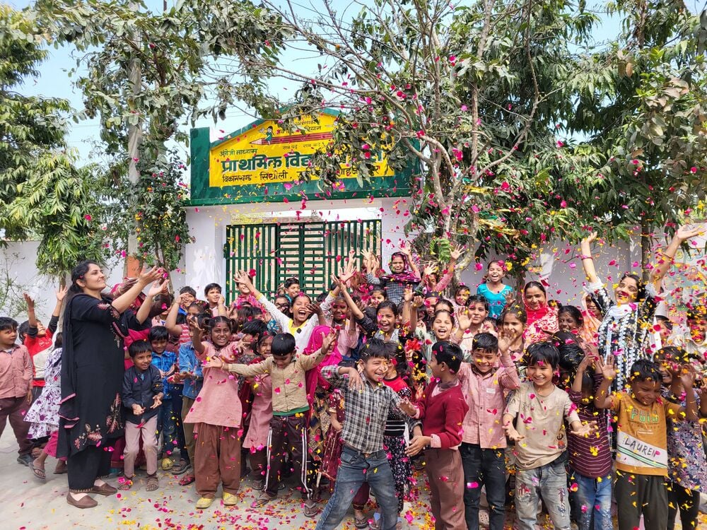 कलान के पंनगाह नगला कंपोजिट विद्यालय में होली खेलते बच्चे। स्रोत: विद्यालय