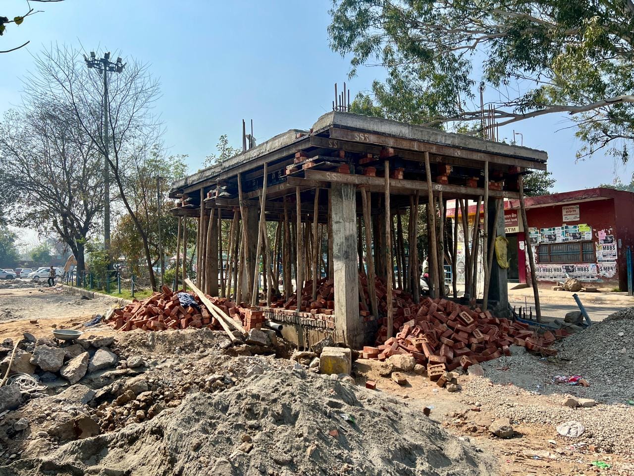 कुरुक्षेत्र। नया बस अड्डा परिसर में प्रवेश द्वार से लगता पुराना फर्श उखाड़ती मशीन। संवाद कुरुक्षेत्र। नया बस अड्डा परिसर में प्रवेश द्वार से लगता पुराना फर्श उखाड़ती मशीन। संवाद