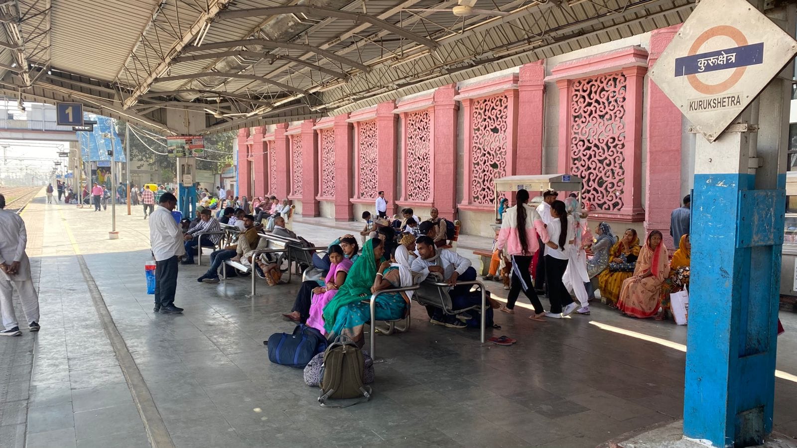 कुरुक्षेत्र ट्रेन के इंतजार में स्टेशन पर बैठे प्रवासी मजदूर। संवाद