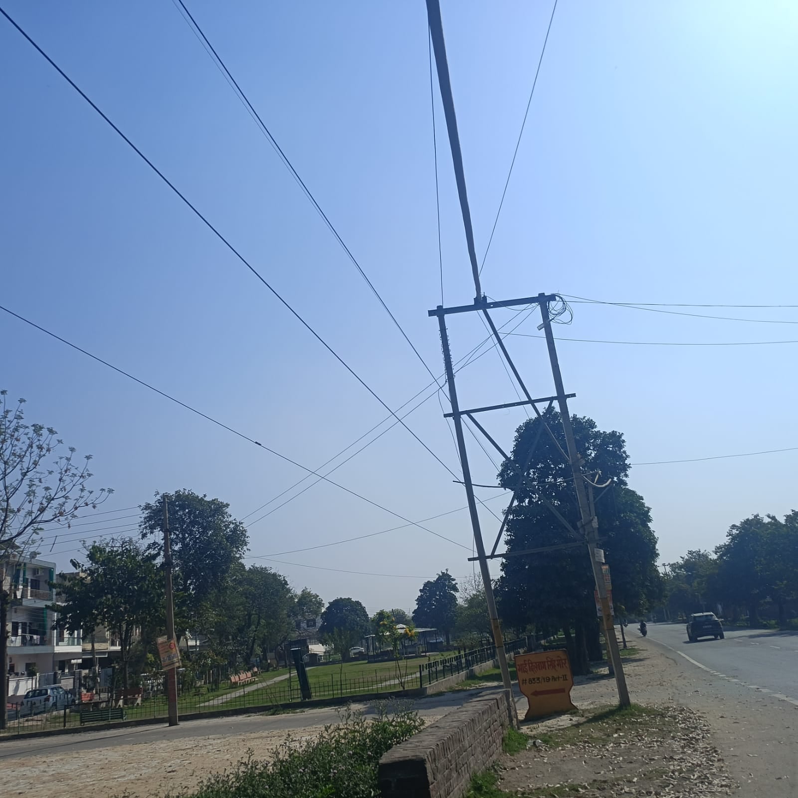 करनाल रोड पर प्लास्टिक की तार बदलते हुए कर्मचारी। करनाल रोड पर प्लास्टिक की तार बदलते हुए कर्मचारी।