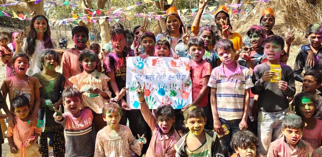 कृष्णानगर कॉलोनी स्थित राधाकृष्णा मंदिर में आयोजित रंगोत्सव कार्यक्रम में में रंग और गुलाल की कृष्णानगर कॉलोनी स्थित राधाकृष्णा मंदिर में आयोजित रंगोत्सव कार्यक्रम में में रंग और गुलाल की