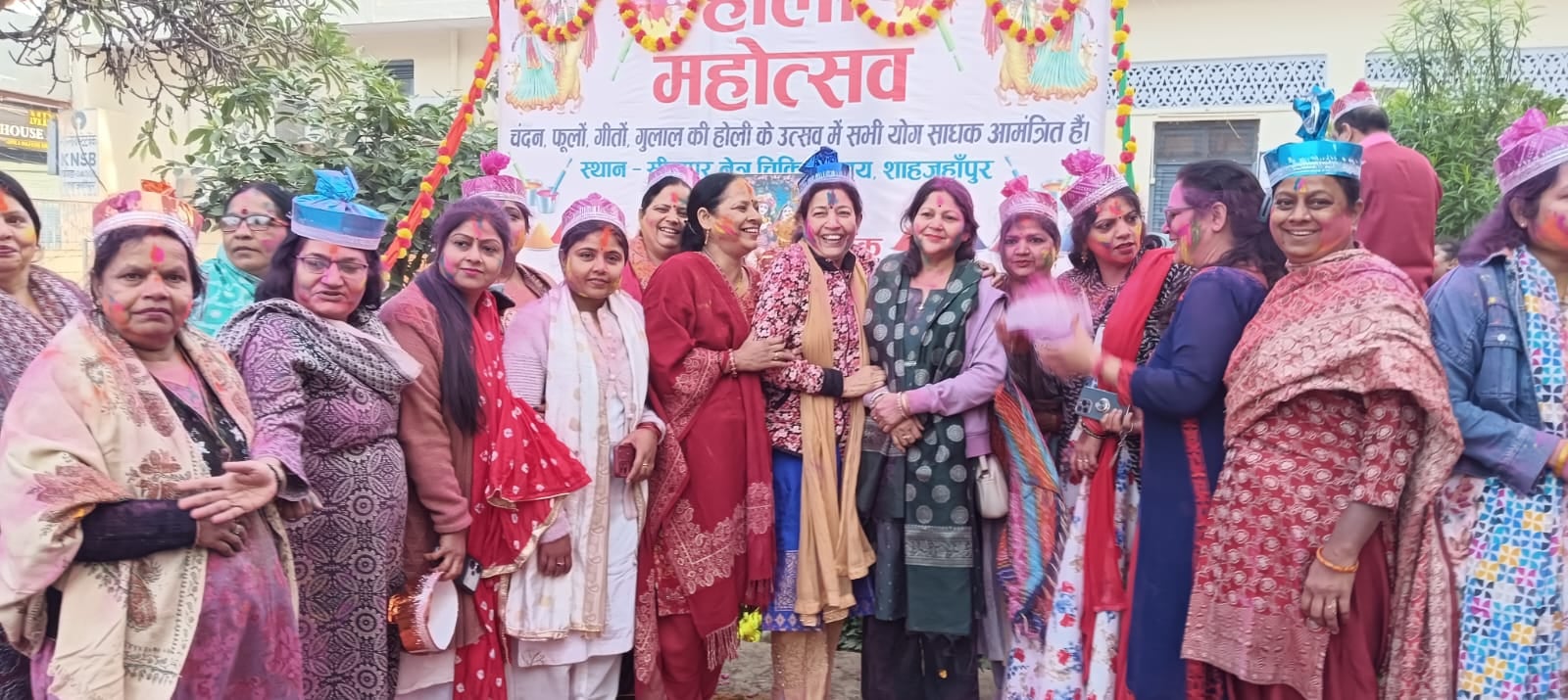 कृष्णानगर कॉलोनी स्थित राधाकृष्णा मंदिर में आयोजित रंगोत्सव कार्यक्रम में में रंग और गुलाल की कृष्णानगर कॉलोनी स्थित राधाकृष्णा मंदिर में आयोजित रंगोत्सव कार्यक्रम में में रंग और गुलाल की