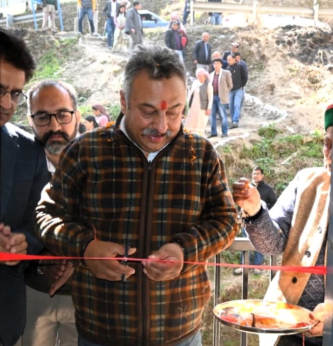 कोटखाई में सड़क उद्घाटन के दौरान शिक्षा मंत्री को समृति चिन्ह भेंट करते ग्रामीण। संवाद