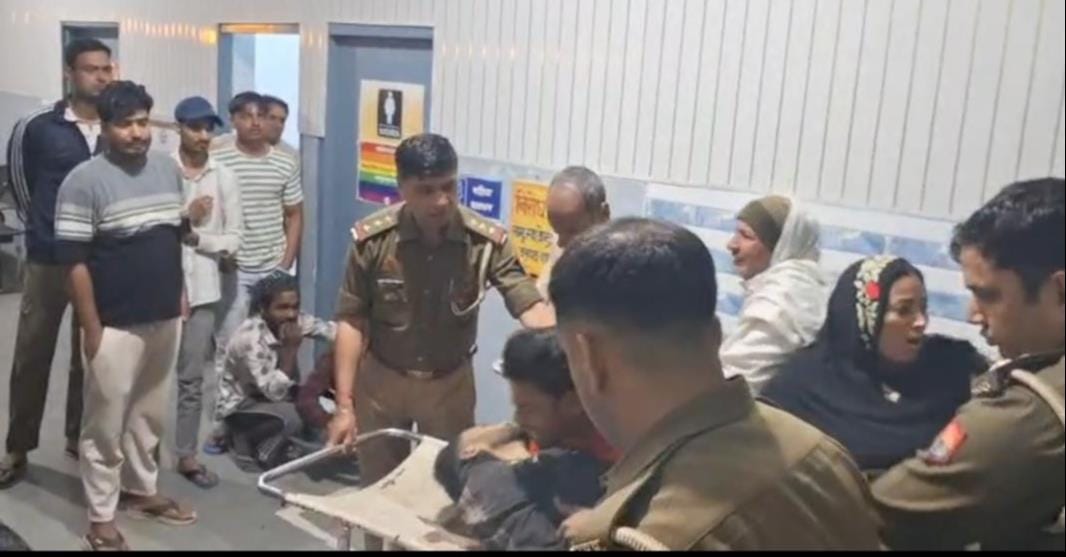 कांधला सीएचसी में दोस्तों की मौत पर बिलखता साहुल कांधला सीएचसी में दोस्तों की मौत पर बिलखता साहुल