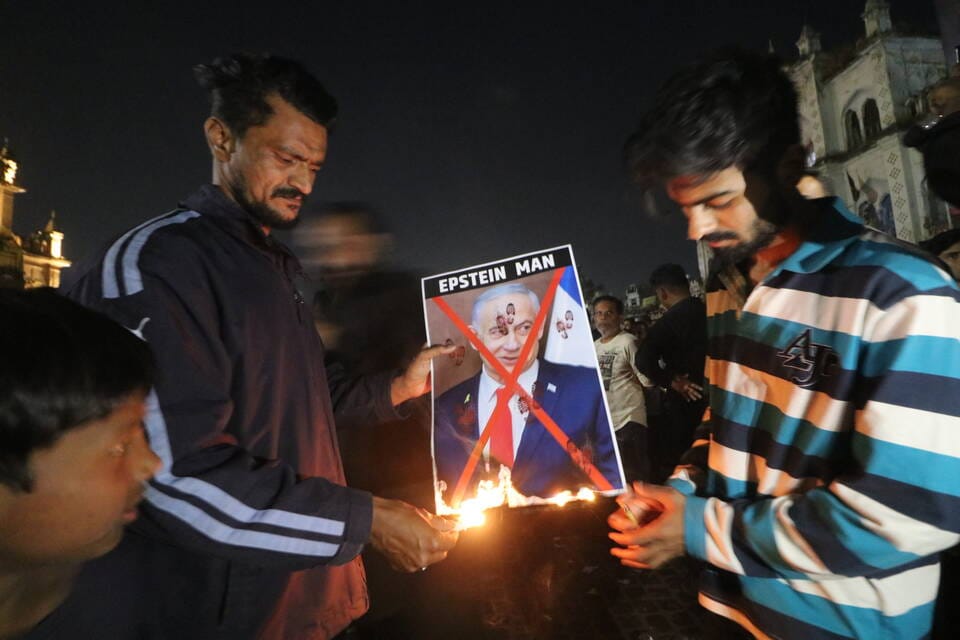 खामेनेई की हत्या के विरोध में इमामबाड़ा इलाके में गम और गुस्से का इजहार करते शिया समुदाय के लो खामेनेई की हत्या के विरोध में इमामबाड़ा इलाके में गम और गुस्से का इजहार करते शिया समुदाय के लो