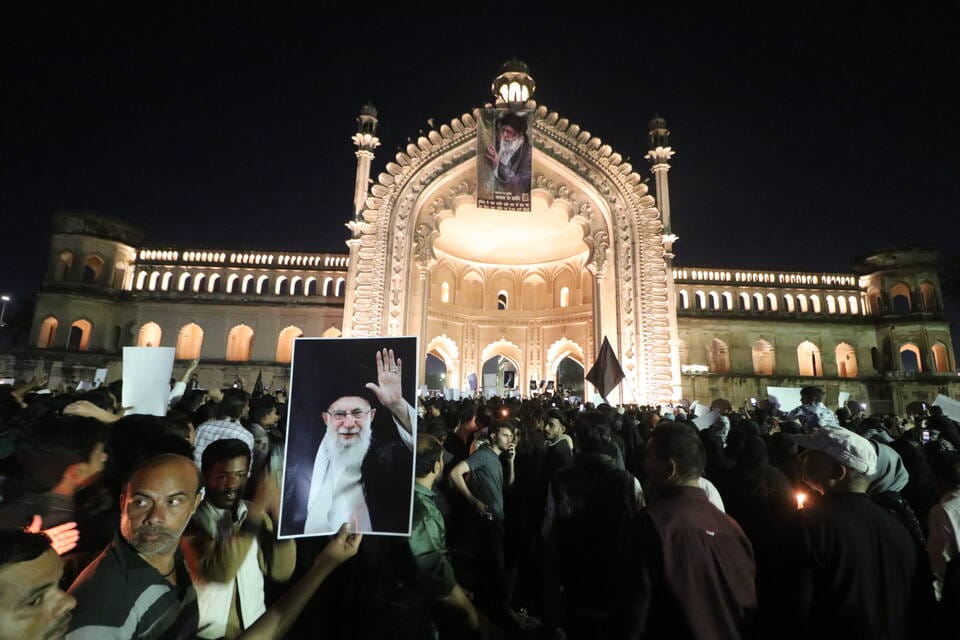 खामेनेई की हत्या के विरोध में इमामबाड़ा इलाके में गम और गुस्से का इजहार करते शिया समुदाय के लो खामेनेई की हत्या के विरोध में इमामबाड़ा इलाके में गम और गुस्से का इजहार करते शिया समुदाय के लो