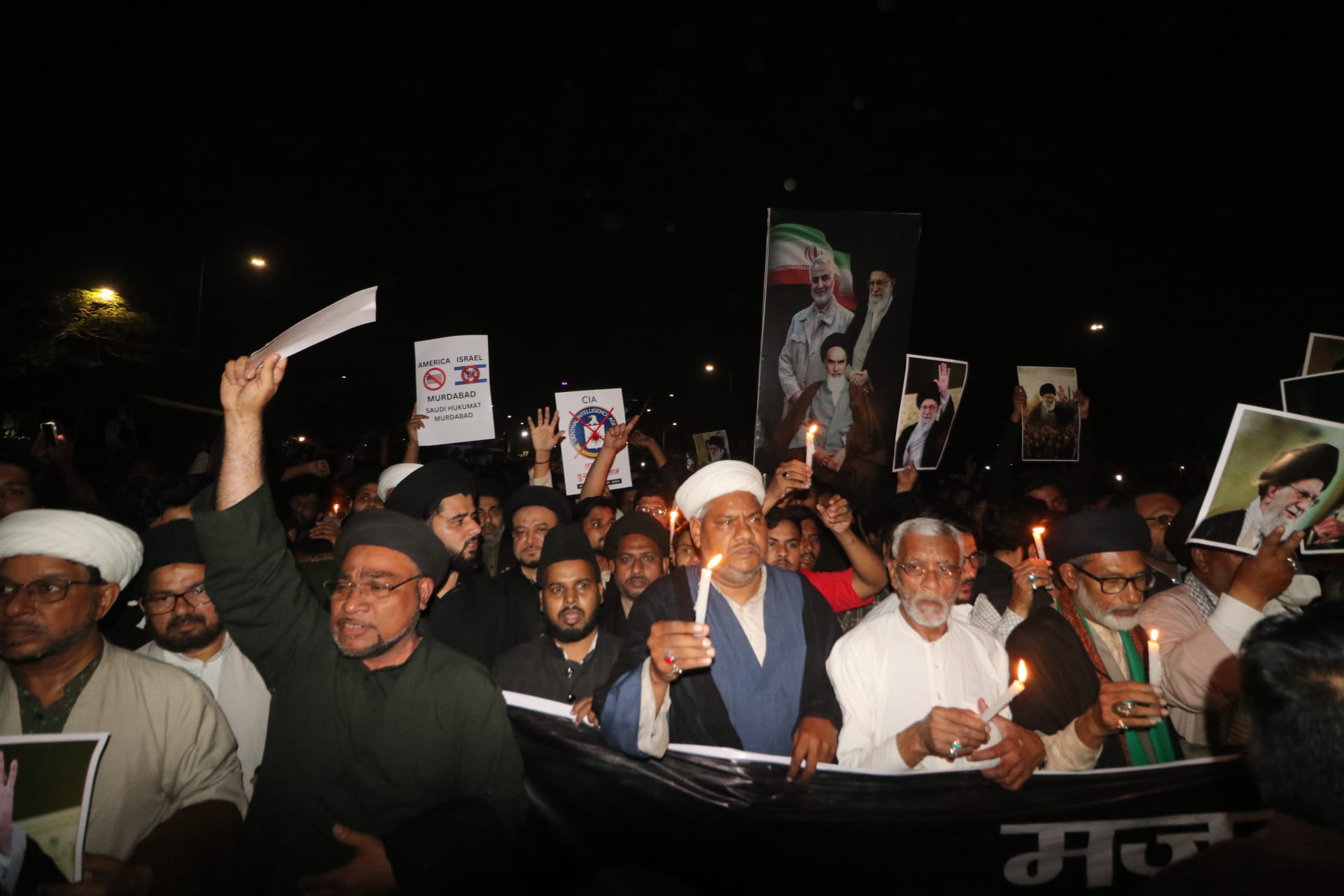 खामेनेई की हत्या के विरोध में इमामबाड़ा इलाके में गम और गुस्से का इजहार करते शिया समुदाय के लो खामेनेई की हत्या के विरोध में इमामबाड़ा इलाके में गम और गुस्से का इजहार करते शिया समुदाय के लो
