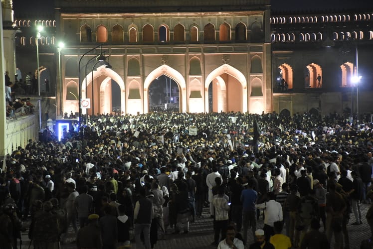 खामेनेई की हत्या के विरोध में इमामबाड़ा इलाके में गम और गुस्से का इजहार करते शिया समुदाय के लो खामेनेई की हत्या के विरोध में इमामबाड़ा इलाके में गम और गुस्से का इजहार करते शिया समुदाय के लो
