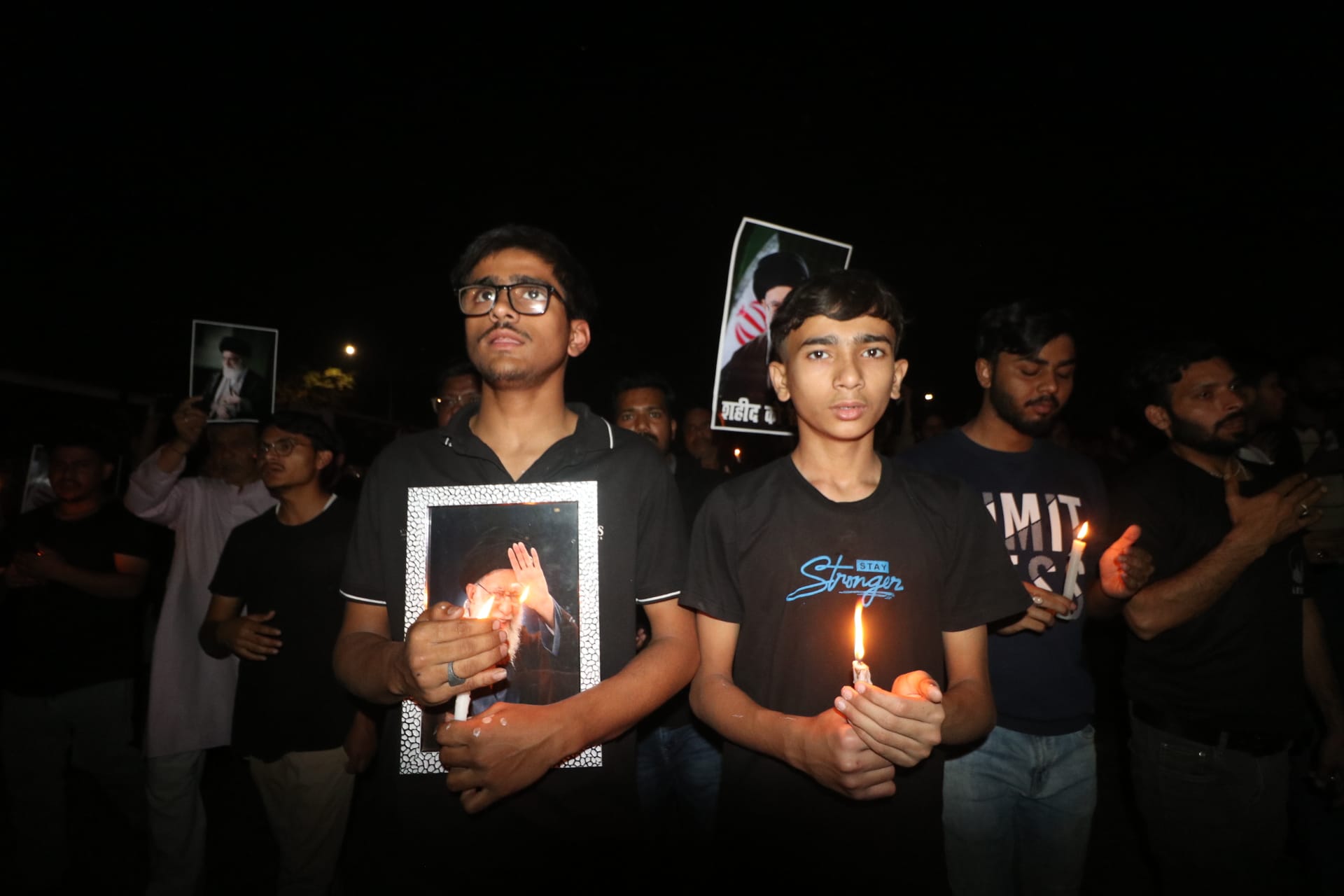 खामेनेई की हत्या के विरोध में इमामबाड़ा इलाके में गम और गुस्से का इजहार करते शिया समुदाय के लो खामेनेई की हत्या के विरोध में इमामबाड़ा इलाके में गम और गुस्से का इजहार करते शिया समुदाय के लो