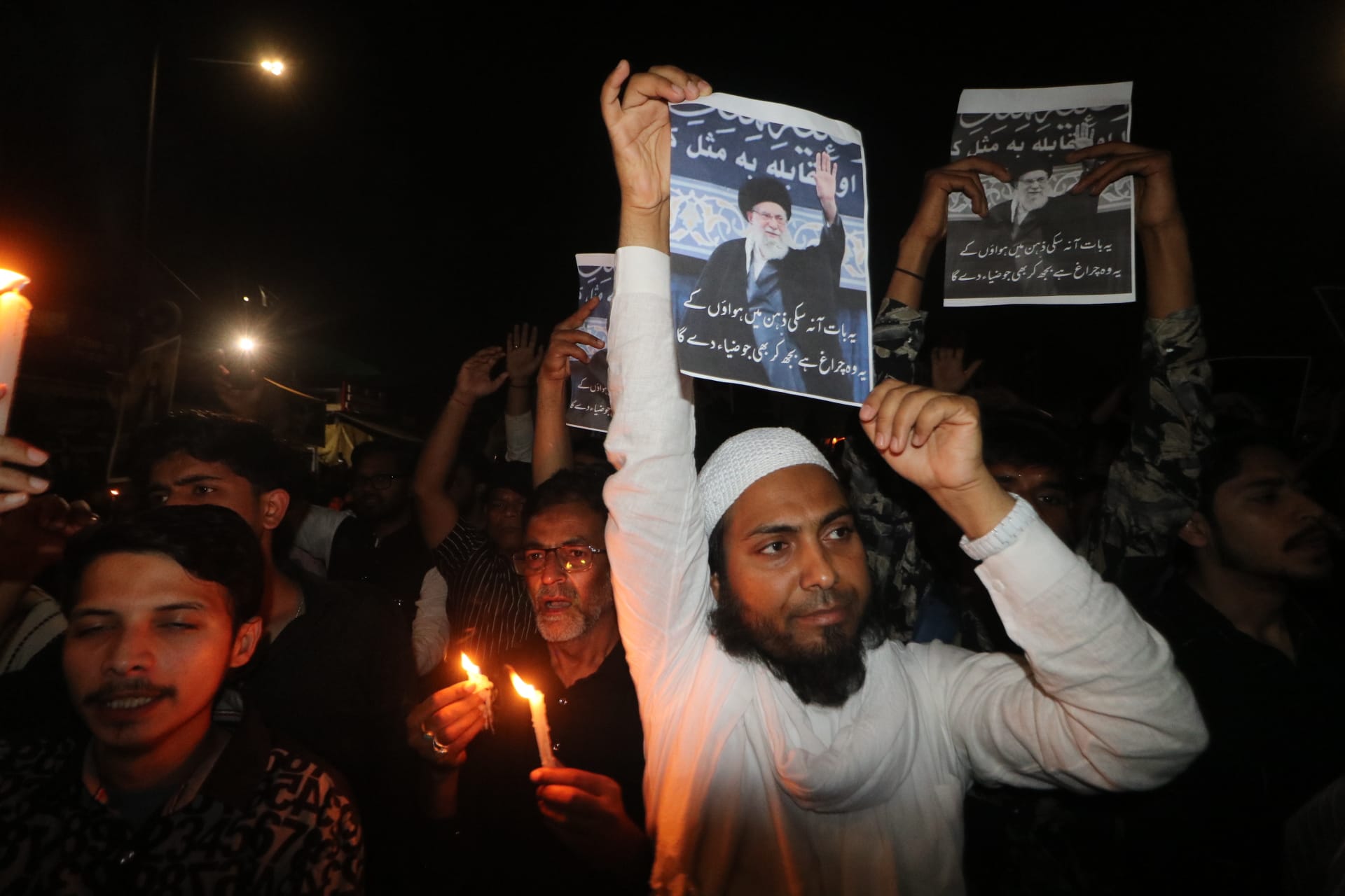 खामेनेई की हत्या के विरोध में इमामबाड़ा इलाके में गम और गुस्से का इजहार करते शिया समुदाय के लो खामेनेई की हत्या के विरोध में इमामबाड़ा इलाके में गम और गुस्से का इजहार करते शिया समुदाय के लो