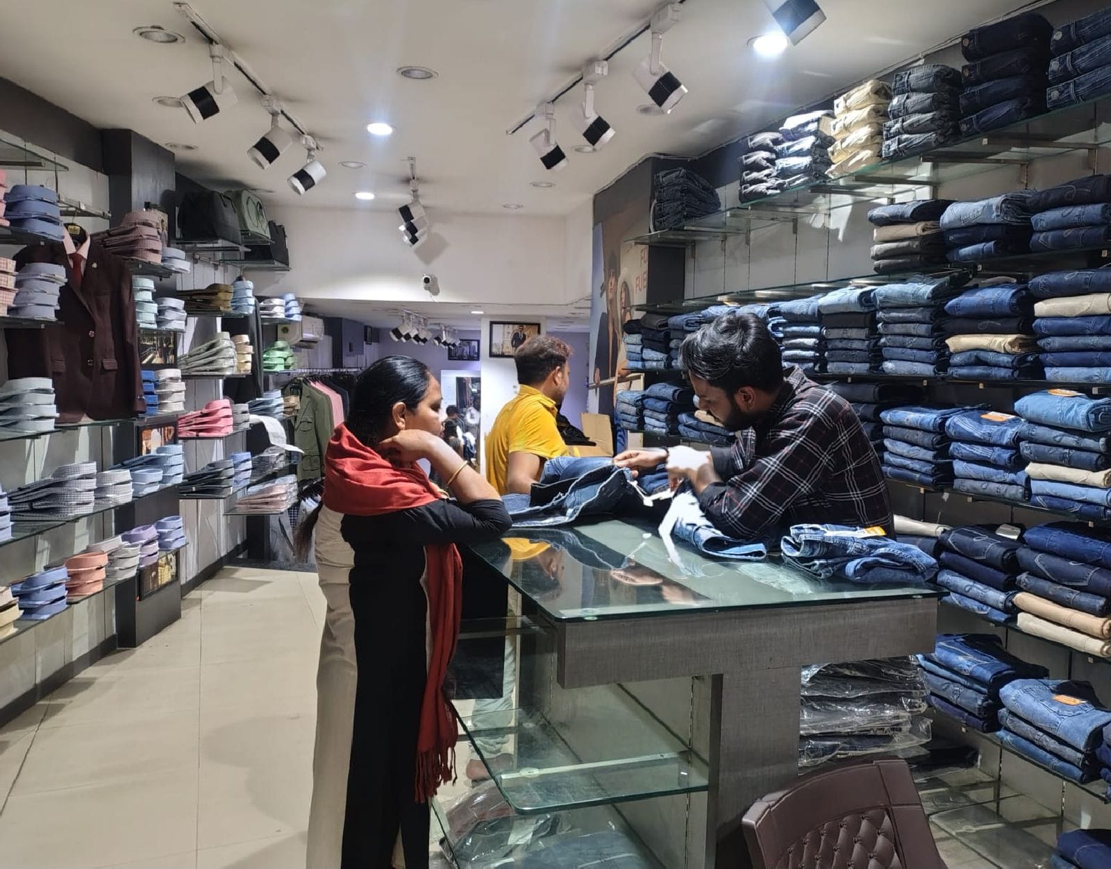 खरीदारी करते लोग। संवाद