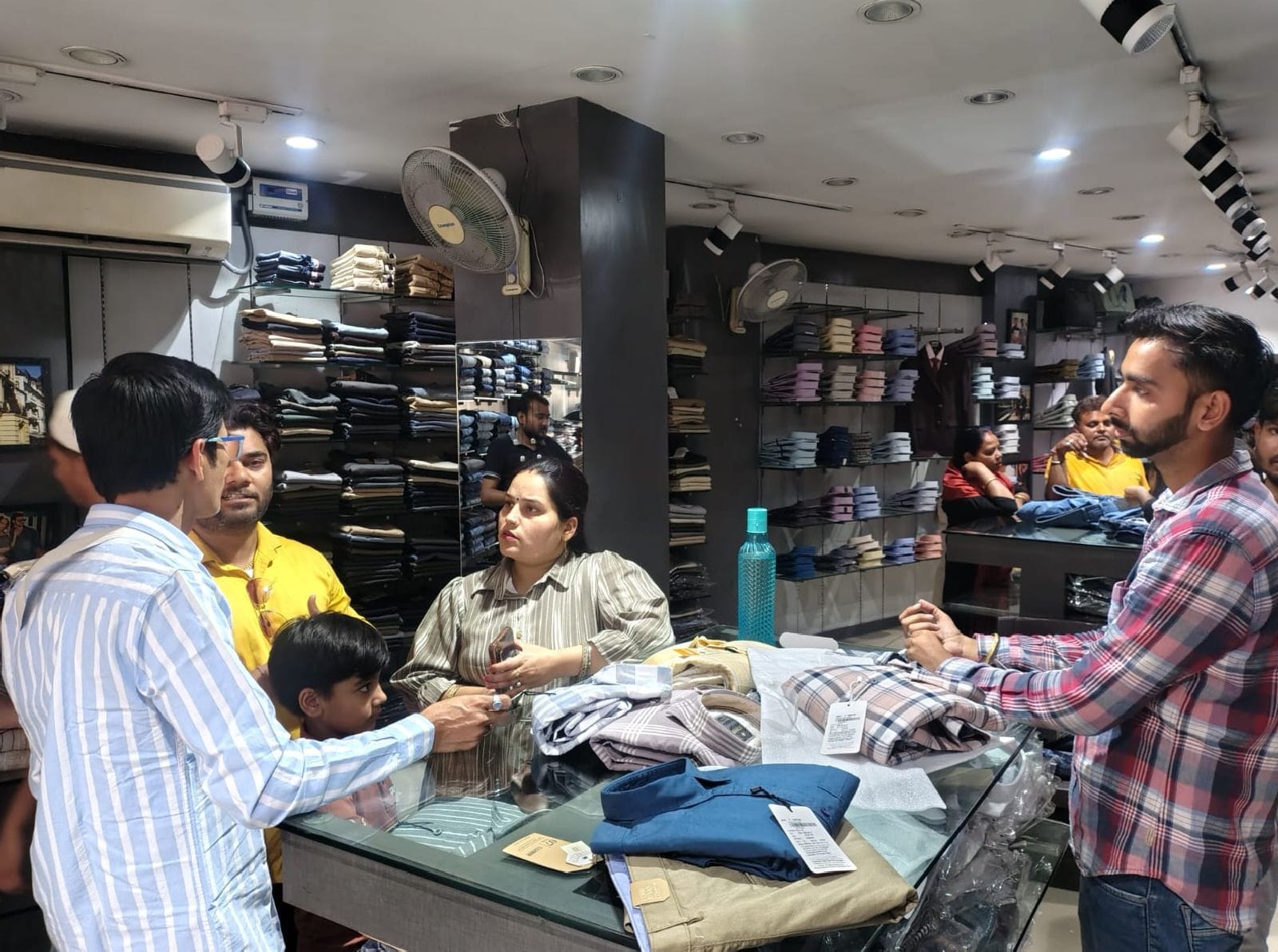 खरीदारी करते लोग। संवाद