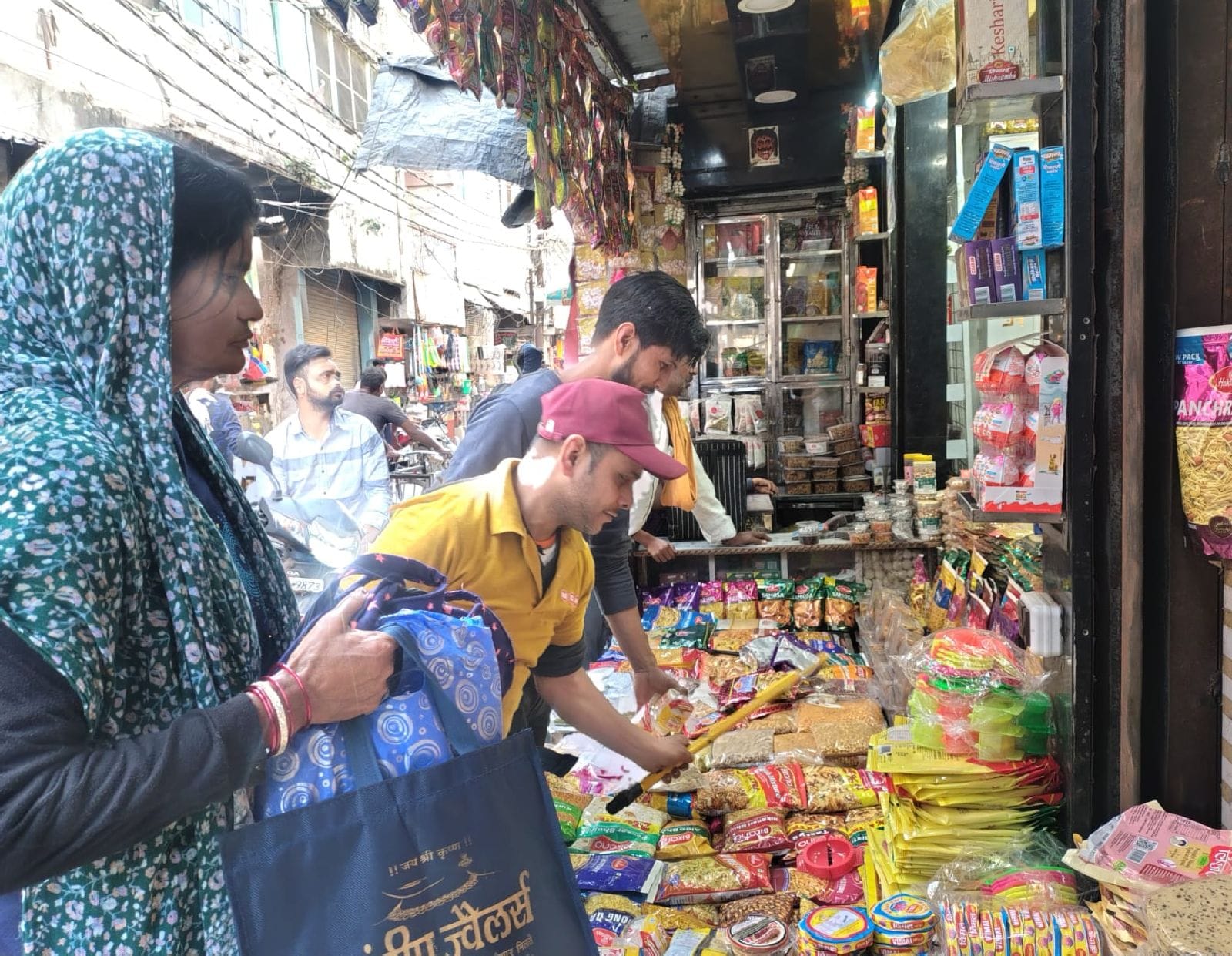 खरीदारी करते लोग। संवाद