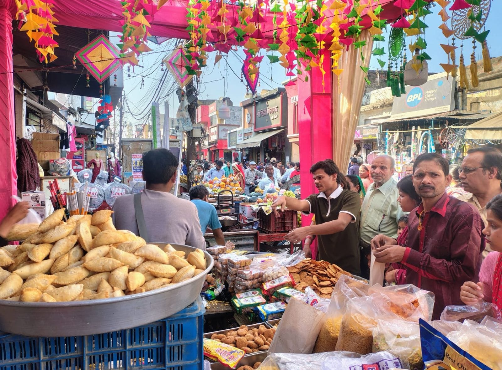 खरीदारी करते लोग। संवाद
