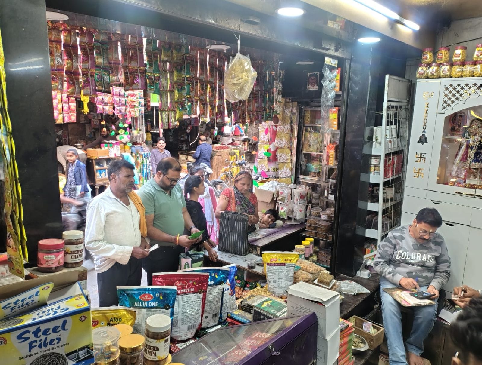 खरीदारी करते लोग। संवाद