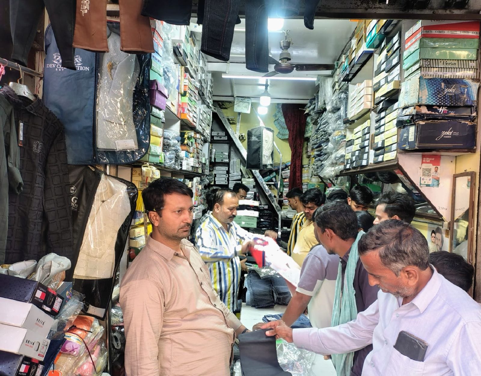 खरीदारी करते लोग। संवाद