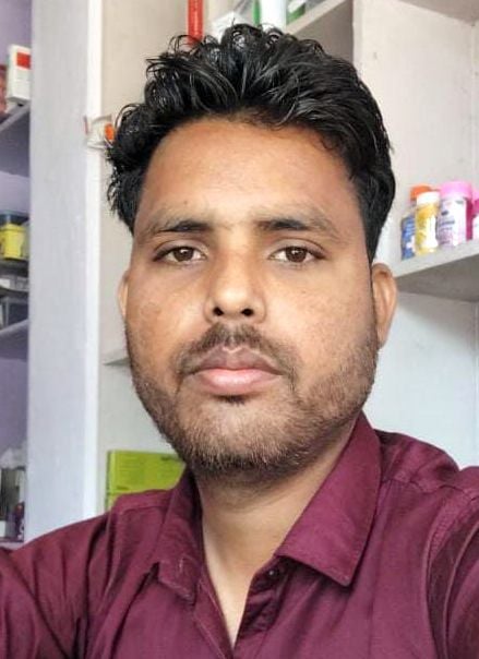 मंझनपुर बस डिपो में खड़ी एसी बस। संवाद मंझनपुर बस डिपो में खड़ी एसी बस। संवाद