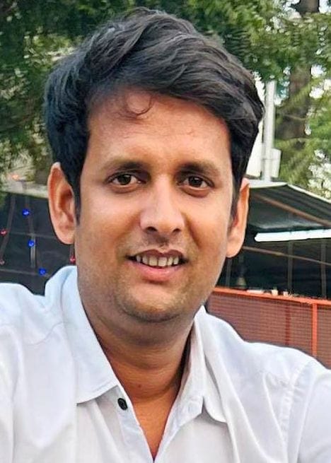मंझनपुर बस डिपो में खड़ी एसी बस। संवाद मंझनपुर बस डिपो में खड़ी एसी बस। संवाद