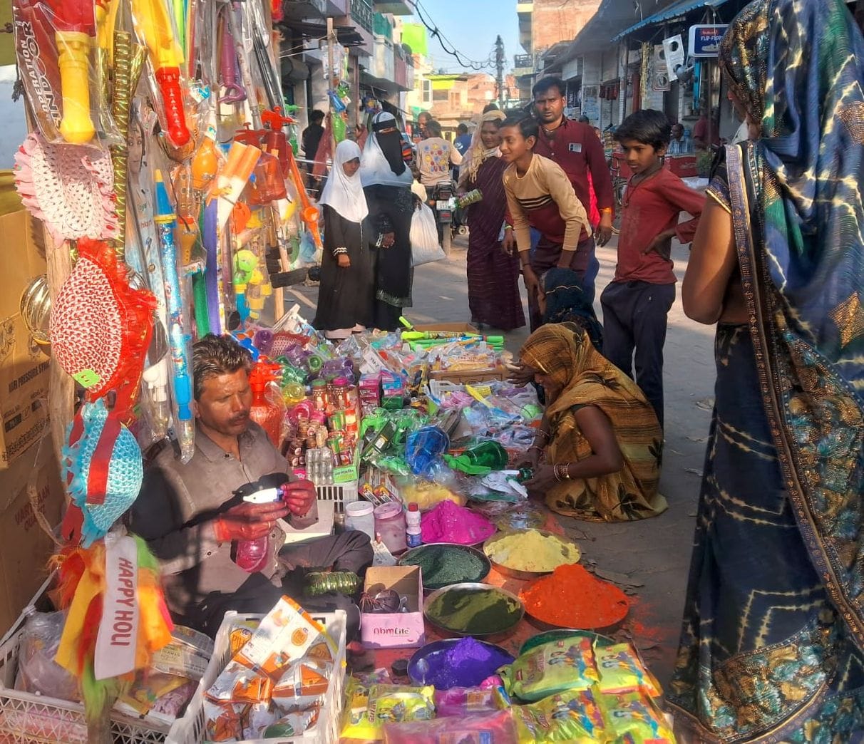 मंझनपुर चौराहे पर सजी दुकानें। संवाद मंझनपुर चौराहे पर सजी दुकानें। संवाद
