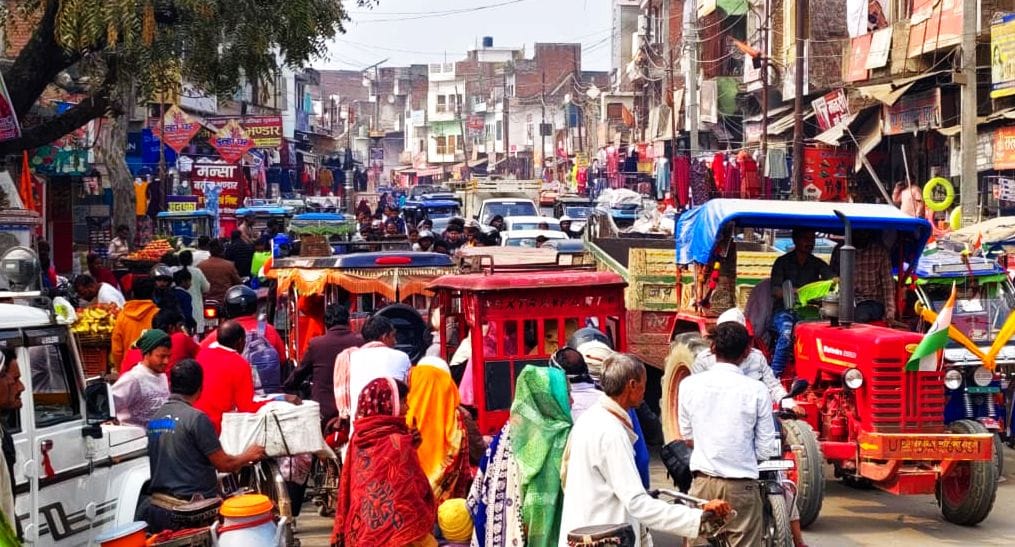 मंझनपुर चौराहे पर सजी दुकानें। संवाद मंझनपुर चौराहे पर सजी दुकानें। संवाद
