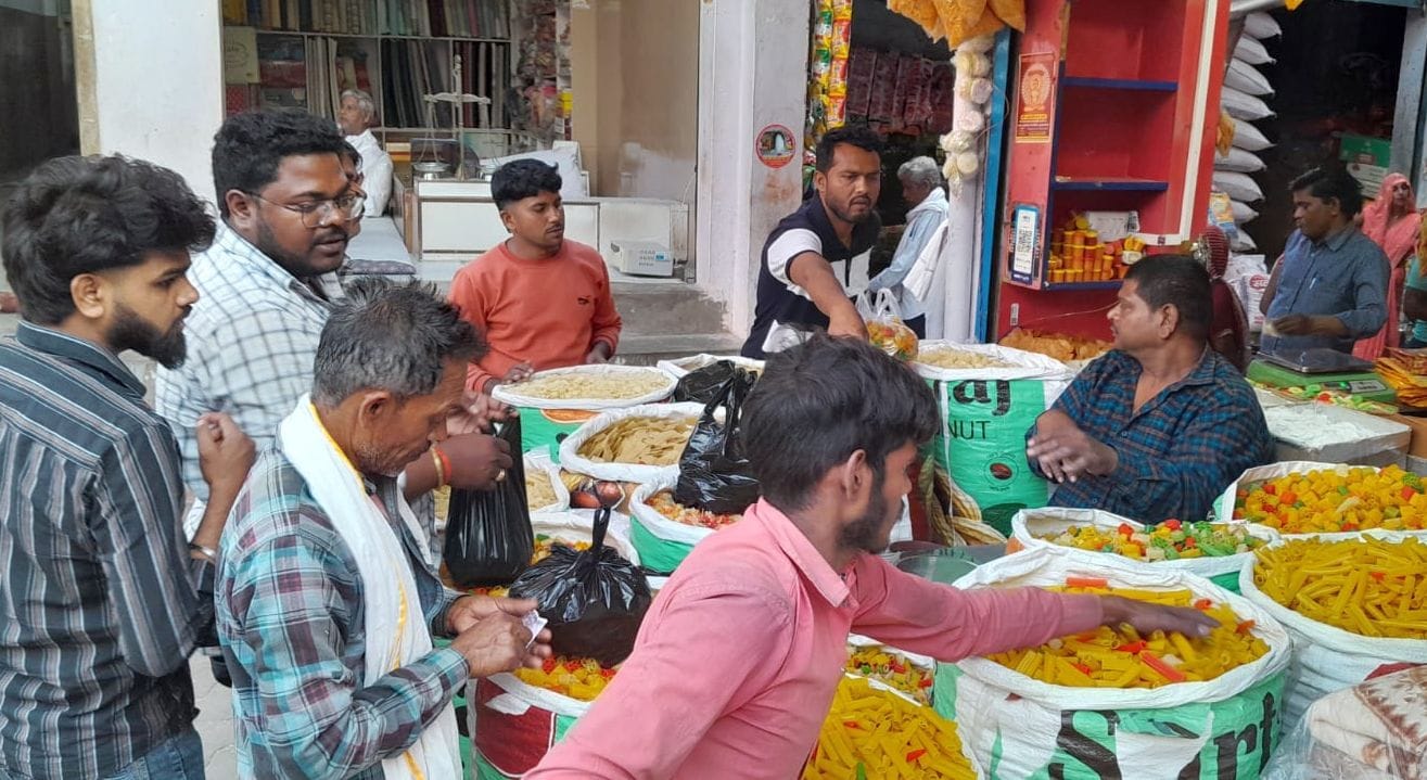 मंझनपुर चौराहे पर सजी दुकानें। संवाद मंझनपुर चौराहे पर सजी दुकानें। संवाद