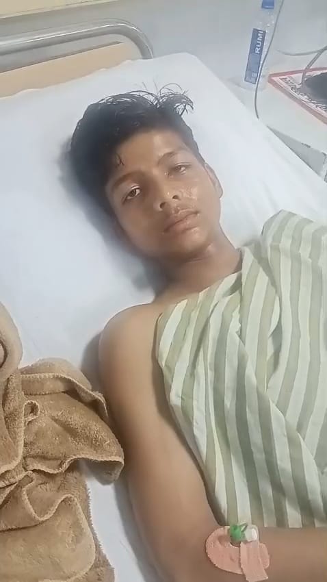 मीरानपुर कटरा में नैतिक के घर के बाहर तैनात पुलिस कर्मी। स्रोत: जागरूक पाठक