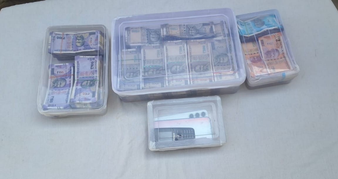 मुरादनगर। स्वाट टीम ने गिरफ्तार किए कारोबारी से 35 लाख की ठगी करने के मामले में दो आरोपी। संवाद