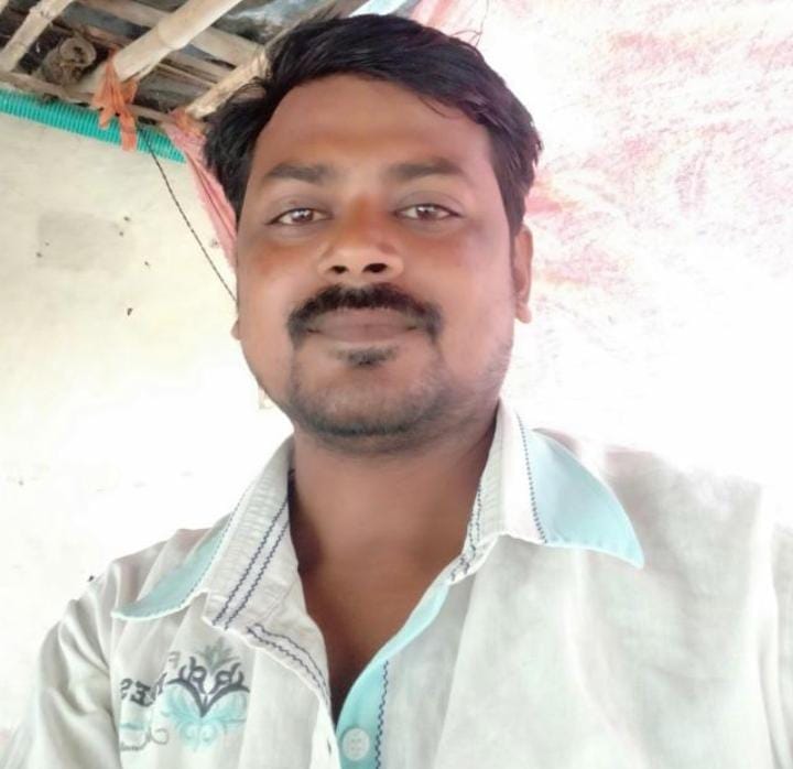 मौत के बाद राजगढ़ थाना क्षेत्र के मिर्जापुर सोनभद्र मुख्य मार्ग पर ोते परिजन।  स्रोत- संवाद
