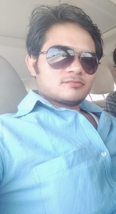 निगोही में बेटे से वीडियो कॉल पर बात करते एजाज वारसी व मुन्नी बेगम। संवाद निगोही में बेटे से वीडियो कॉल पर बात करते एजाज वारसी व मुन्नी बेगम। संवाद