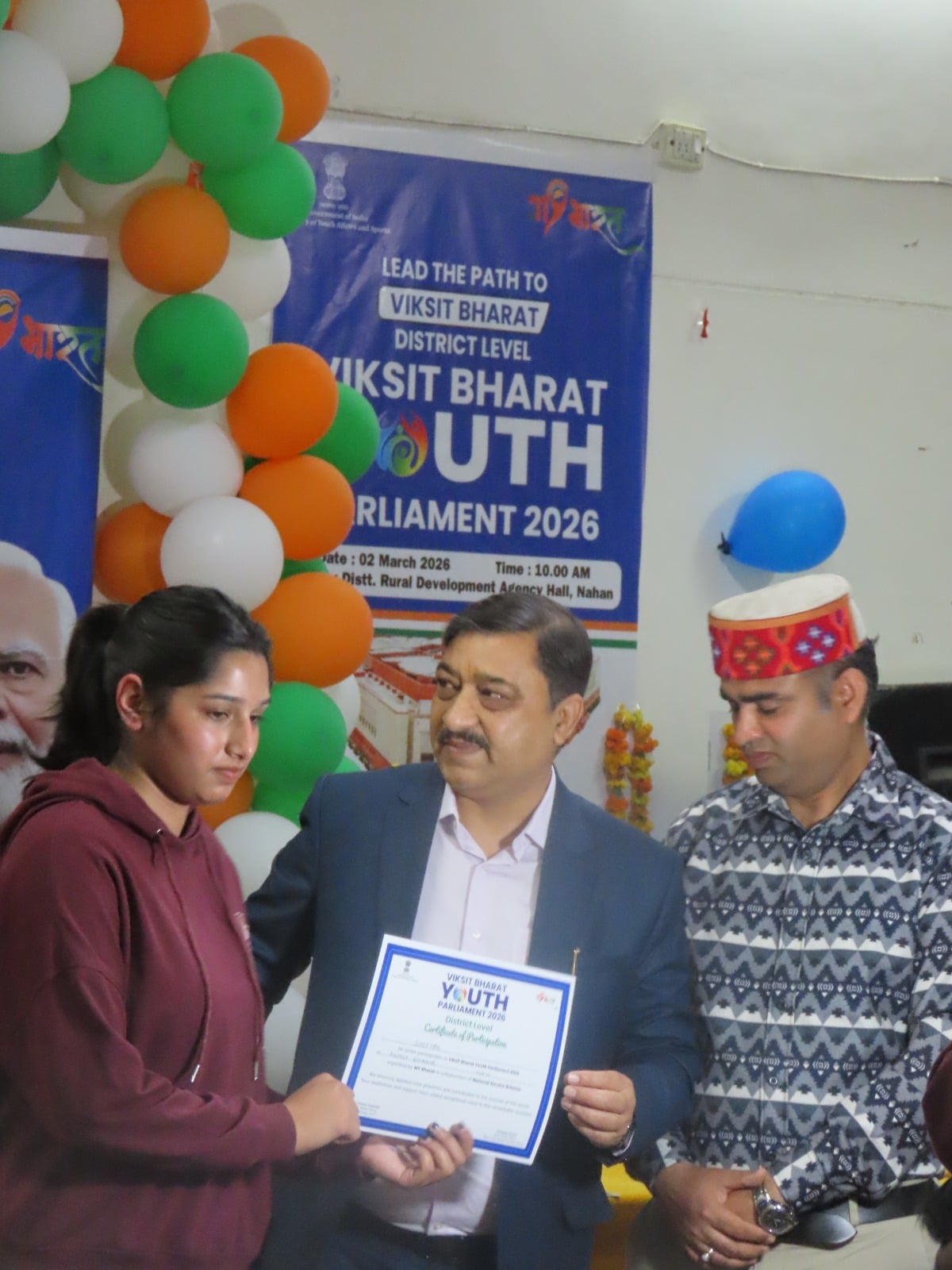 नाहन में जिला स्तरीय युवा संसद प्रतियोगिता के दौरान विजेता युवा। संवाद नाहन में जिला स्तरीय युवा संसद प्रतियोगिता के दौरान विजेता युवा। संवाद