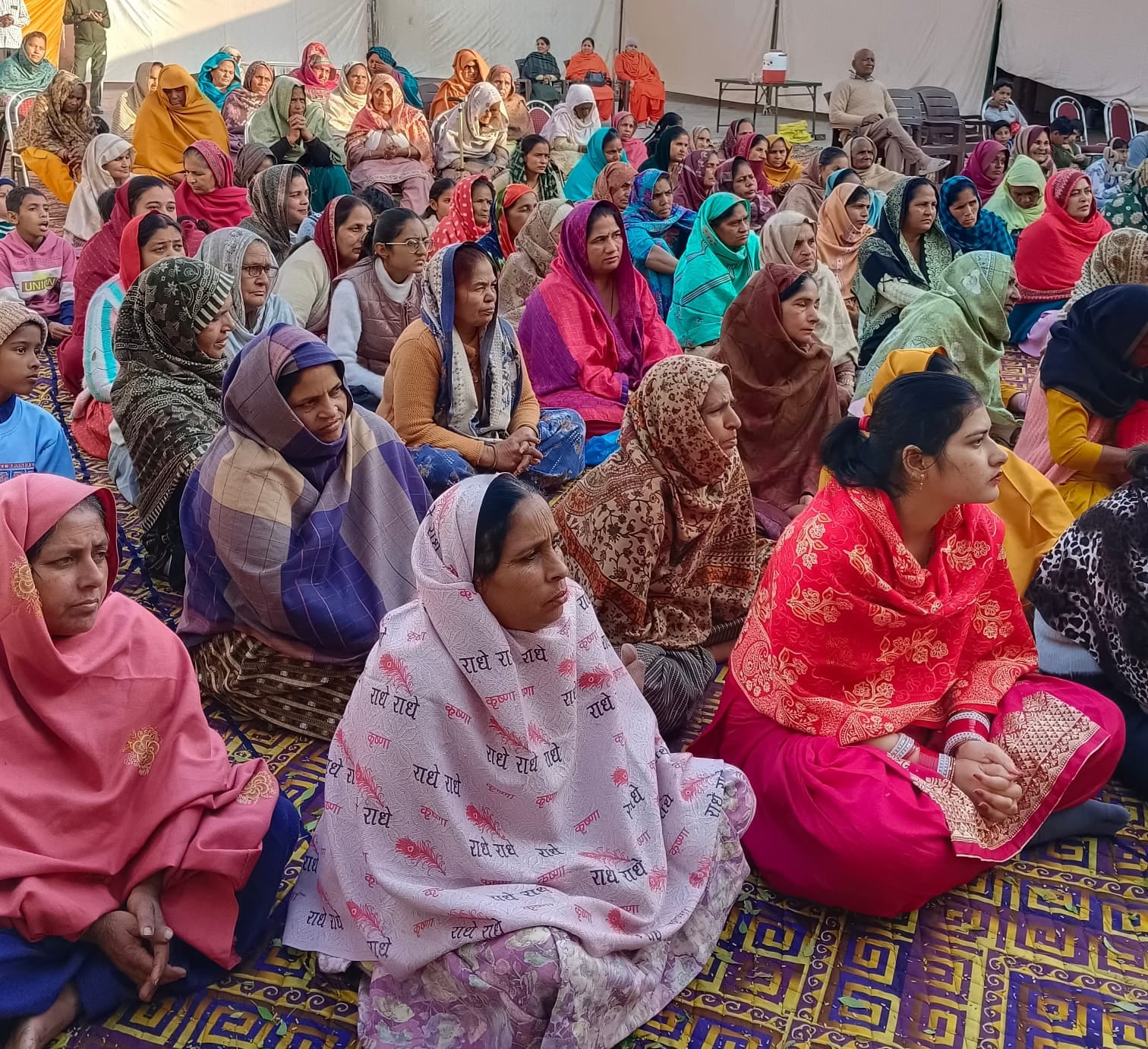 नारायणगढ़ के दिव्य ज्योति जाग्रति संस्थान में प्रवचन करती साध्वी बहनें। प्रवक्ता