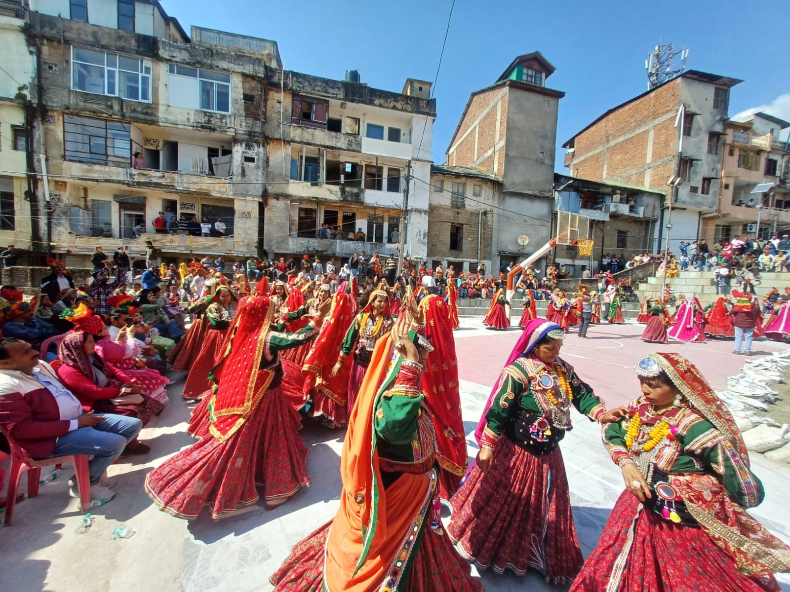 पालमपुर में होली महोत्सव में शोभायात्रा में भाग लेते विधायक आशीष बुटेल और अन्य। संवाद पालमपुर में होली महोत्सव में शोभायात्रा में भाग लेते विधायक आशीष बुटेल और अन्य। संवाद