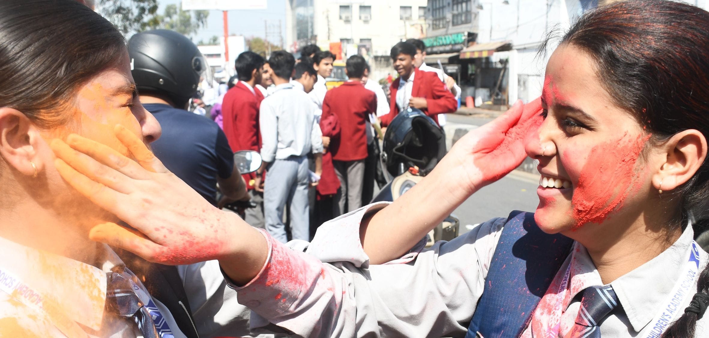 परीक्षा खत्म होते ही छात्रों ने खेली होली।