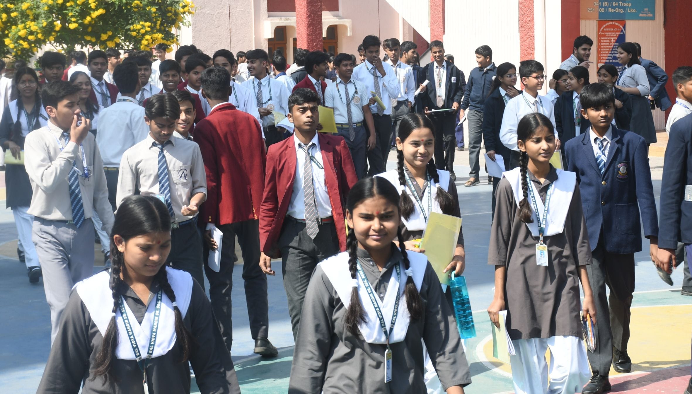 परीक्षा खत्म होते ही छात्रों ने खेली होली।