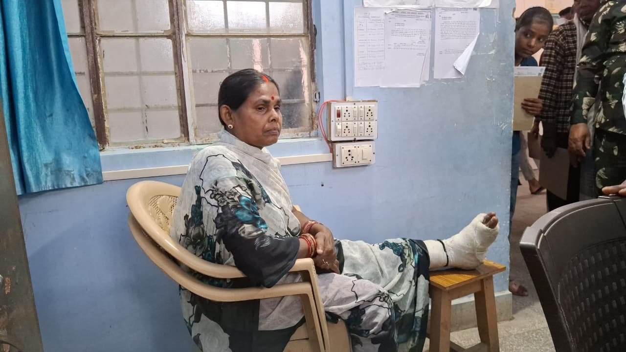 पत्नी को पीठ पर ढो़ता लाचार पति