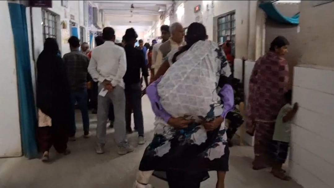 पत्नी को पीठ पर ढो़ता लाचार पति