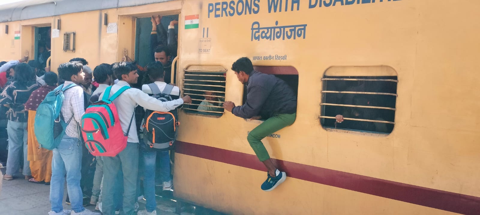 रोडवेज बस अड्डे पर लगी यात्रियों की भीड़। संवाद रोडवेज बस अड्डे पर लगी यात्रियों की भीड़। संवाद